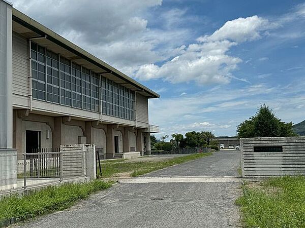 神辺西中学校アクセス：JR福塩線 湯田村駅から1km特徴：英会話クラブあり・ネイティブ教師（常勤）・水泳部あり・部活加入率50％ 1160m