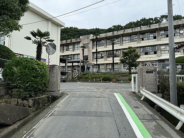 道上小学校特徴：カウンセラー（常勤）・中学受験90％以上学校域が共通している中学：神辺中学校・神辺東中学校 2570m