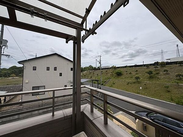 【2階バルコニー眺望】洗濯物をたっぷり干せるバルコニーからの眺望は緑が見えます。