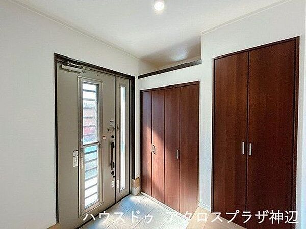 【玄関】ドアにはスリットガラスを採用しており、外からの明るい光を取り込んで暗くなりがちな玄関をパッと爽やかに演出。たっぷり靴をしまえるシューズボックスも完備しています。