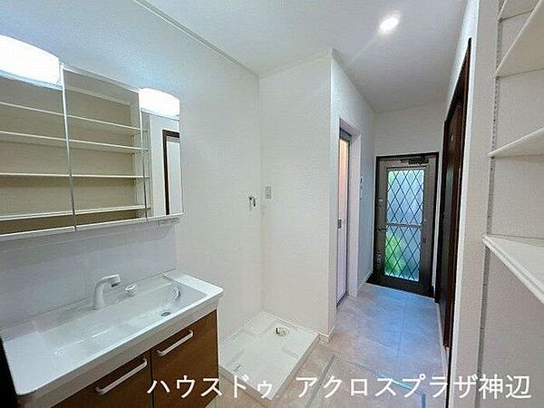 【洗面所】泥だらけになったお子様やスポーツ帰りのご家族が、玄関を通らずに勝手口から直接シャワーへ直行可能。
