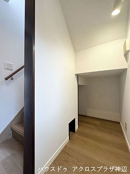 【階段収納】上部には照明が設置されており、奥まで明るく見渡せます。また充電にも使えるコンセントを配置。