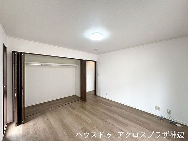 【洋室8帖】主寝室にぴったりなゆとりのある洋室。壁一面に広がるクローゼットでお部屋もすっきり片付きます。