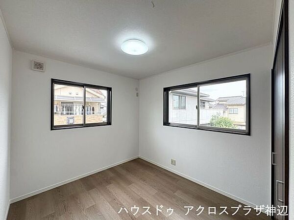 【洋室5帖(北側)】2方向に大きな窓を設けた2面採光設計により、北側でありながらも明るく換気もしやすい快適な空間です。