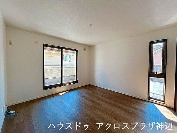 【洋室8帖】ベランダへ直接出られる大きな窓を配置。2面採光で一日中明るく、風通しも良好です。