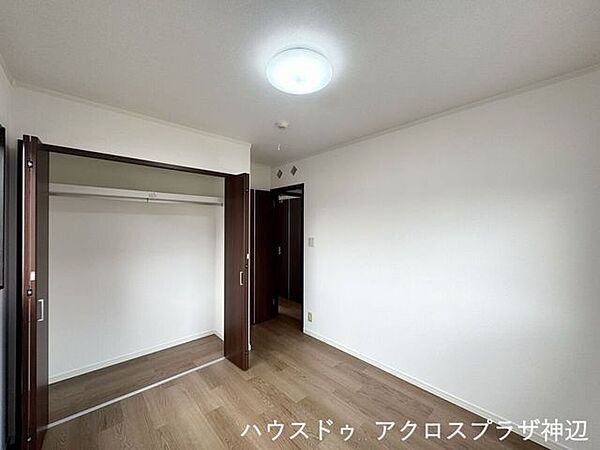 【洋室5帖(北側)】直射日光が入りにくい北側のお部屋は、一日を通して柔らかな光が差し込みます。
