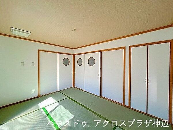 【和室6帖】丸窓をあしらったモダンな襖デザインがアクセントです。普段はリビングの一部として、来客時は戸を閉めて独立した客間として早変わり。