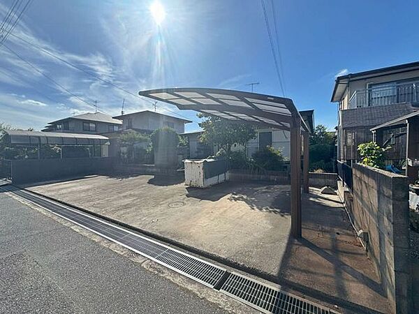 【外観写真】前面道路に広く面した開放的な現地。