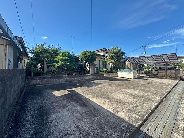 【外観写真】車も複数台駐車可能。広々とした敷地で開放感あふれる住環境です。