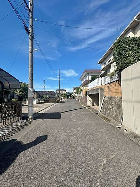【南東側公道5.2ｍ】前面道路はゆとりのある公道。運転が苦手な方でも安心してお車の出し入れができます。