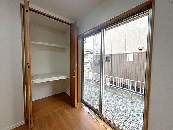 【洋室4.5帖収納】開口部が大きく広がる折れ戸仕様。棚が上下に分かれているため、布団・衣類・生活用品など仕分けして整理整頓できます。
