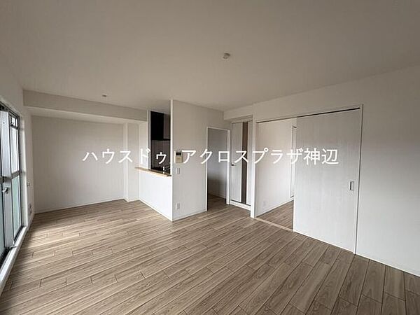 【LDK13.8帖】明るい光が差し込む広々としたLDK。キッチンからリビング全体が見渡せる対面カウンター仕様で、ご家族との会話も弾みます。