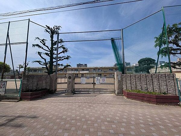 霞小学校・学童保育6年生まで・AEDあり・カウンセラー非常勤 160m