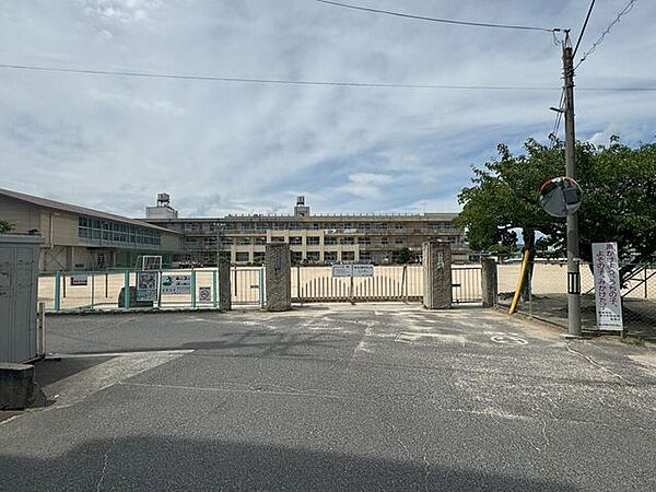 御幸小学校特徴：エレベーターあり・自習室あり・中学受験60％・通塾率80％・ネイティブ教師（常勤）・警備員あり学校域が共通している中学：幸千中学校 1640m