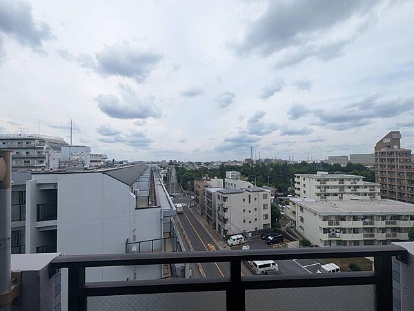 前方に高い建物がなく開放的なバルコニーからの眺望