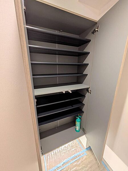 ◆可動棚付きでたっぷりしまえる大容量玄関収納