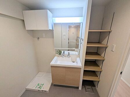◆収納豊富な三面鏡付き洗面化粧台です