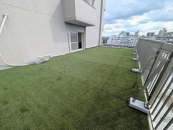 ◆人工芝が心地よい開放的なルーフバルコニー