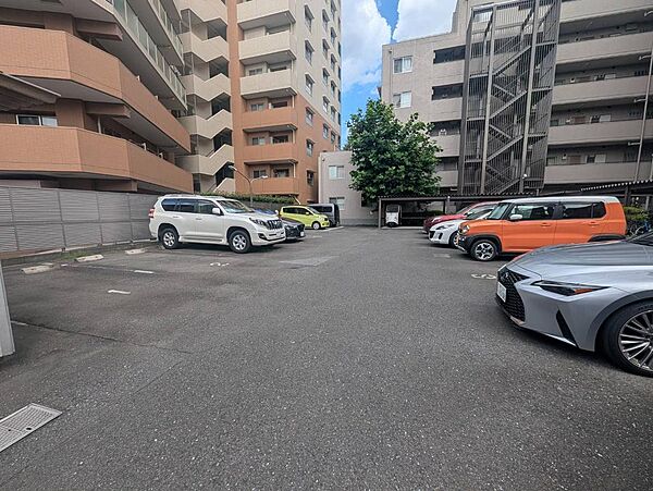 ◆敷地内に設けられたゆとりある平置き駐車場
