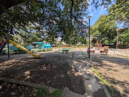 ◆遊具や緑が充実したお子様に嬉しい目の前の徳殿公園