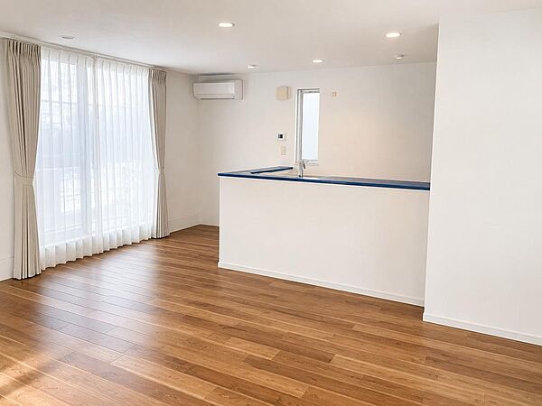 開放感のある2階リビングは日当たりもよく日中は明るい日差しが射し込みます。また、道路からの目線も気になりにくいのでプライバシーも守られやすいですね。ご家族団欒のスペースとして大活躍するＬＤＫです。