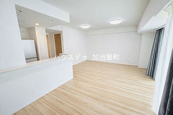 ※掲載の室内写真は現在居住中のため家具・生活用品等をAI画像処理により削除し、生活イメージがしやすいように整理した状態で掲載しています。