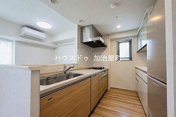 食器洗浄乾燥機付きシステムキッチン※掲載の室内写真は、現在居住中のため家具・生活用品等をAI画像処理により削除し、生活イメージがしやすいように整理した状態で掲載しています。