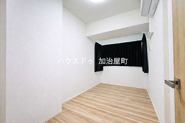 5帖洋間リビング※掲載の室内写真は現在居住中のため家具・生活用品等をAI画像処理により削除し、生活イメージがしやすいように整理した状態で掲載しています。