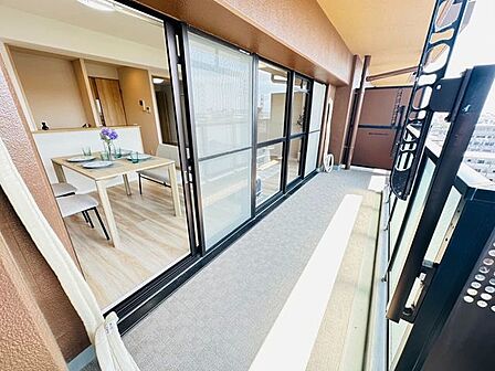 南東向きバルコニーで陽当り良好。