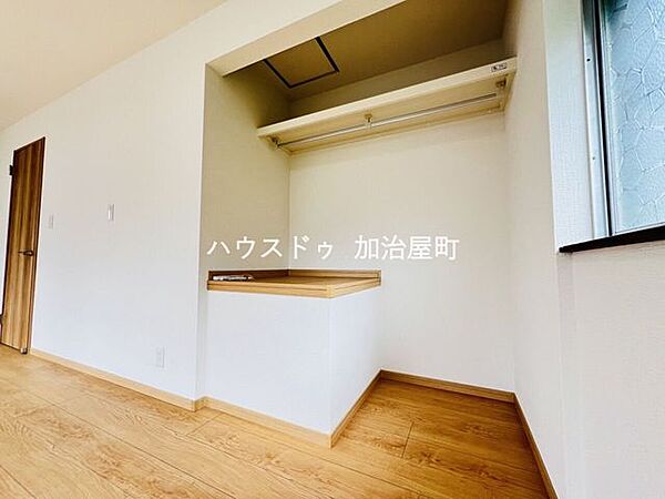 2階洋室。収納部分には枕棚とハンガーパイプを設置