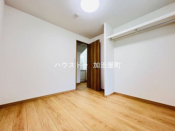 1階洋室。収納部分には枕棚とハンガーパイプを設置