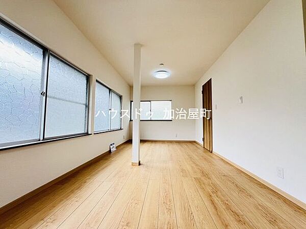 2階洋室。3面採光なのでとっても明るいお部屋です。