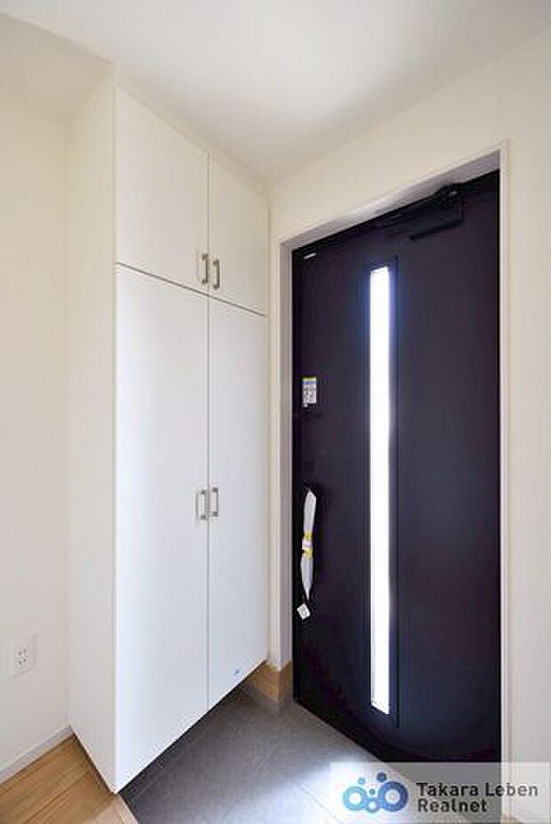 落ち着いた雰囲気の玄関は大切なお客様を迎えるのに最適です。毎日の外出や帰宅の際にも気持ちを落ち着かせてくれる空間になりそうですね。