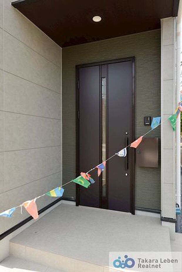 訪れる方を優しくお出迎えする落ち着いた玄関。毎日の外出や帰宅の際にも気持ちを落ち着かせてくれる空間になりそう。