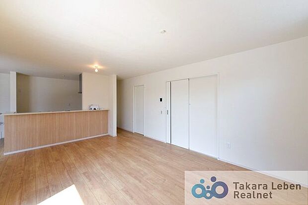 キッチンからリビング全体を見渡すことができます。各居室では独立性を保ちながらも、リビングでは家族が一緒に寛げる空間に。お子様が成長した後も、大切な時間をお過ごしいただけますね。