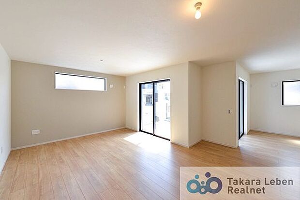 家族が集まる場所だからこそ、採光と通風を確保した心地よいリビングとなっております。自然と家族皆が揃い、笑顔が溢れる場となりそうです。