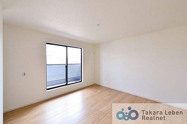 バルコニーに面した明るく開放感のあるお部屋。お布団を干す際にも便利で主寝室としてもお使いいただけます。