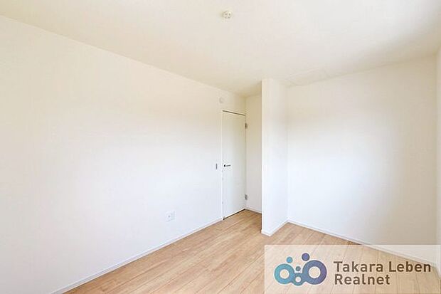 宿題をしたり、リモートワークに勤しんだり。落ち着いた雰囲気の中でゆっくりと思考を巡らすことができます。お子様が成長した後も独立した空間として利用可能です。