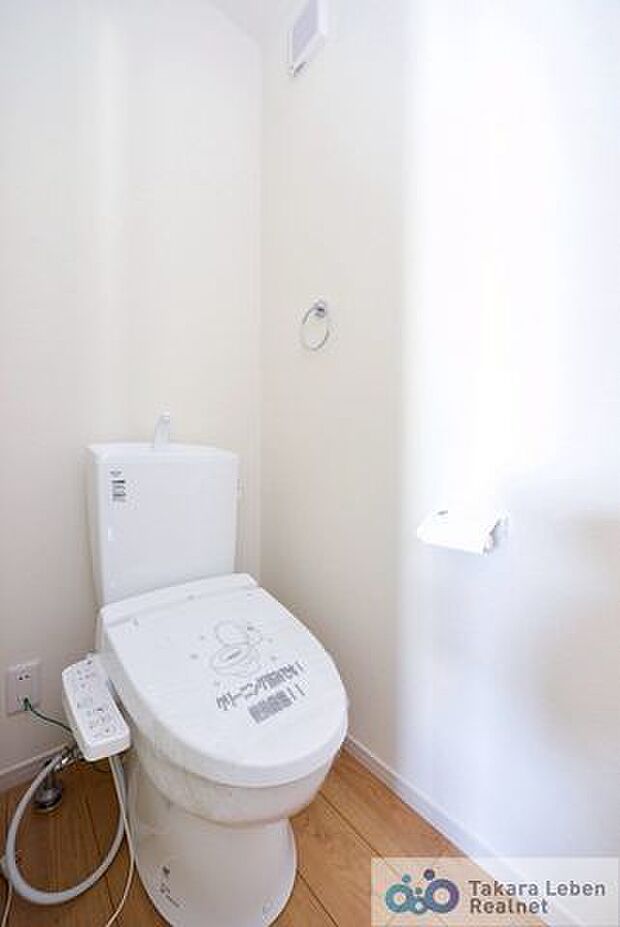 ウォシュレット機能付きのトイレ。