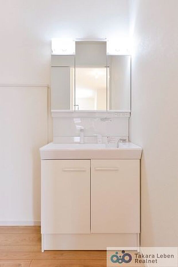 気持ちの良い朝はキレイな洗面所から。鏡裏の収納でモノが出がちな洗面所もスッキリ片付きます。