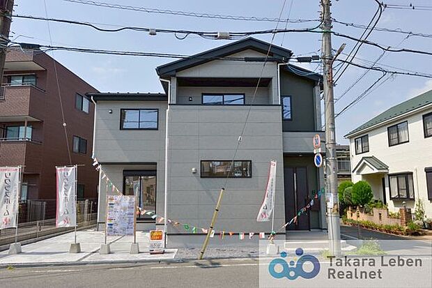 華美でなく、シンプルすぎるのでもなく、シンプル・イズ・ベストの外装デザインが理想的。落ち着いた雰囲気のお家です。