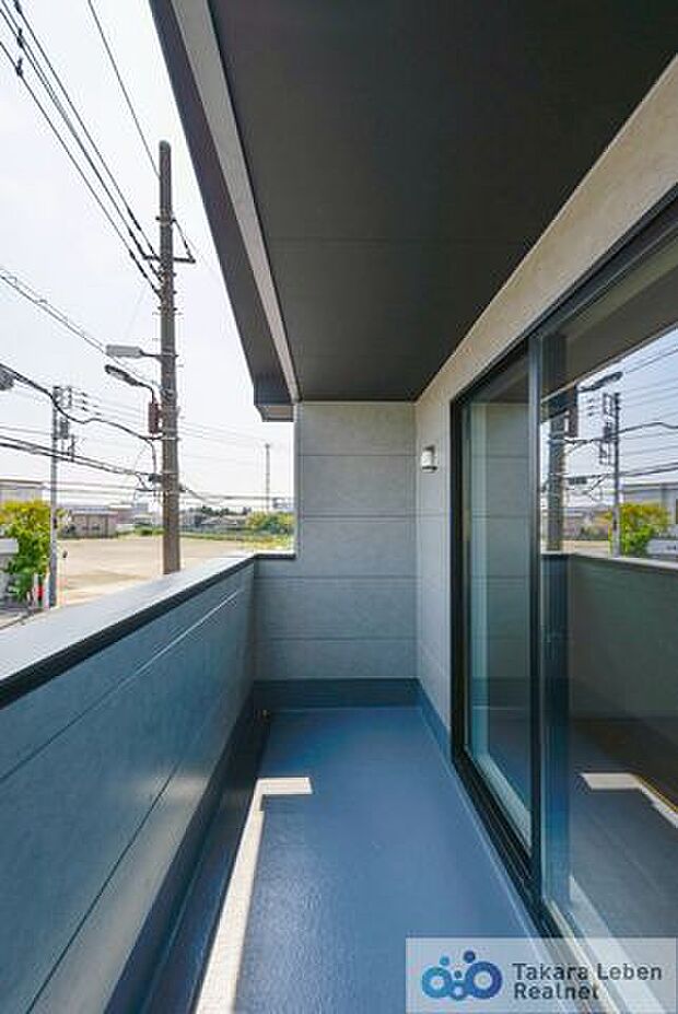 使いやすいバルコニーで洗濯物もたくさん干すことができます。陽当りも良好なので、お洗濯物が早く乾きそうです。