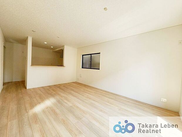 キッチンからリビング全体を見渡すことができます。各居室では独立性を保ちながらも、リビングでは家族が一緒に寛げる空間に。お子様が成長した後も、大切な時間をお過ごしいただけますね。