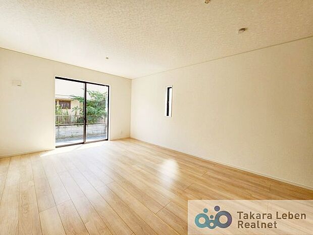 家族が集まる場所だからこそ、採光と通風を確保した心地よいリビングとなっております。自然と家族皆が揃い、笑顔が溢れる場となりそうです。