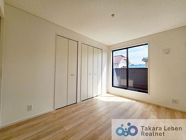 南東側バルコニーに面した明るく開放感のあるお部屋。お布団を干す際にも便利で主寝室としてもお使いいただけます。