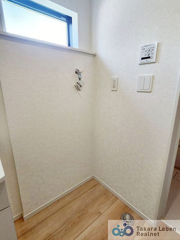 落ち着いたデザインの洗面所は、空間にもゆとりがあり、家族が行き来できる広さです。