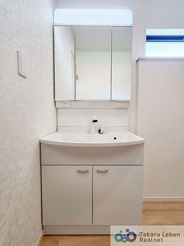 気持ちの良い朝はキレイな洗面所から。鏡裏の収納でモノが出がちな洗面所もスッキリ片付きます。