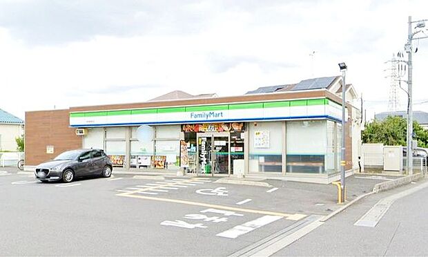 ファミリーマート草加新里町店 徒歩3分。 210m