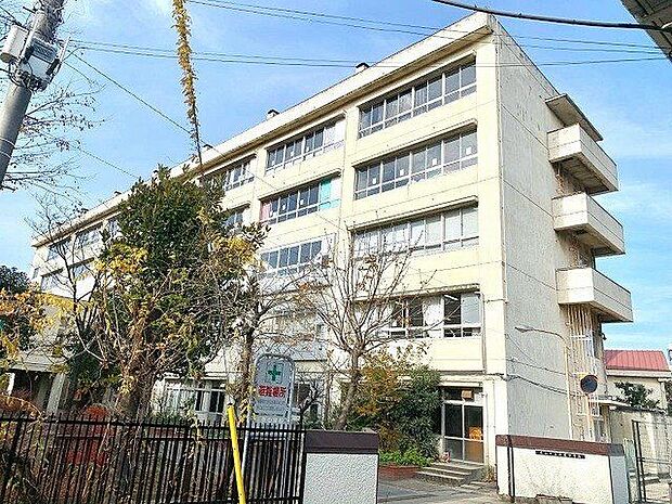 草加市立花栗中学校 徒歩13分。 1000m