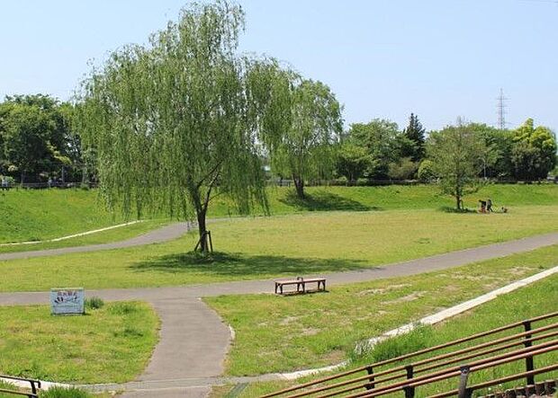 新郷東部公園 徒歩17分。 1360m